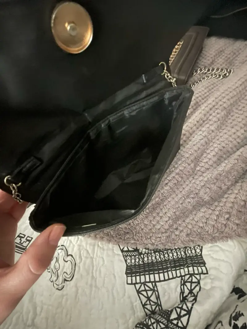 Cartera negra Guess con cadena - 4