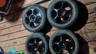 Juego de 4 llantas negras para auto - miniatura 1