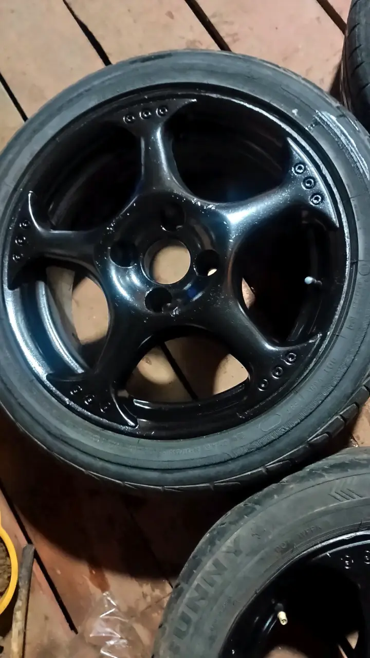 Juego de 4 llantas negras para auto - 2