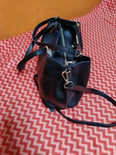 Bolso de cuero negro con cierre metálico - miniatura 1