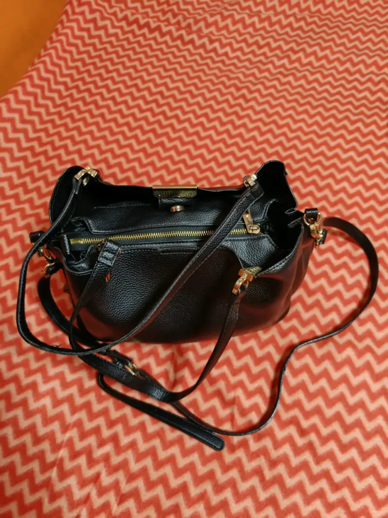 Bolso de cuero negro con cierre metálico - 2