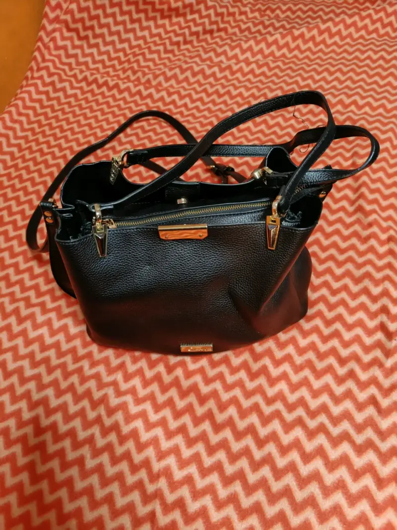 Bolso de cuero negro con cierre metálico - 3