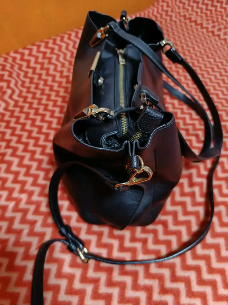 Bolso de cuero negro con cierre metálico - 4