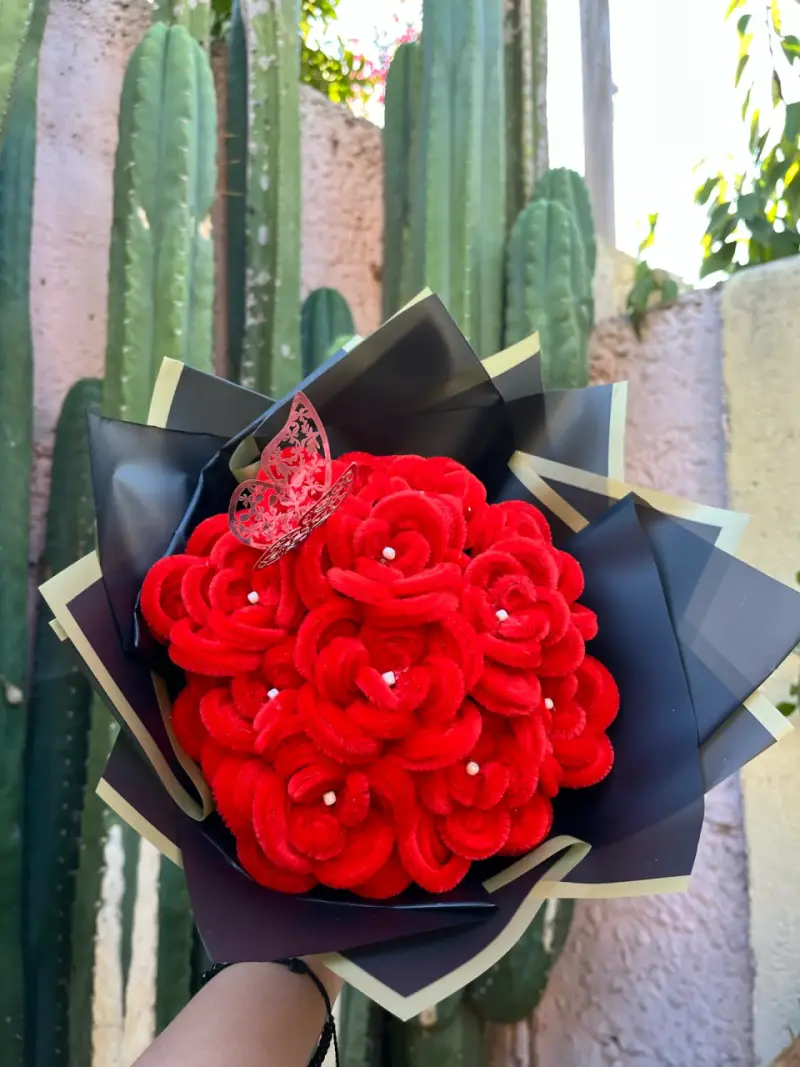 Ramo de rosas artificiales rojas