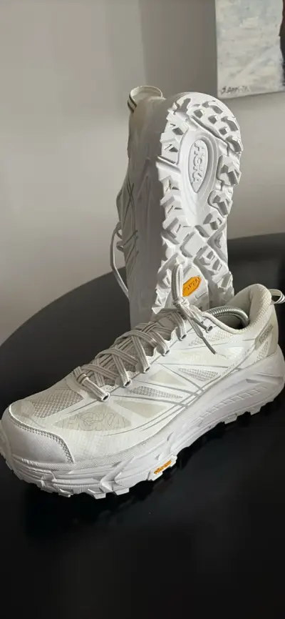 Zapatillas deportivas blancas Hoka planta vibram - miniatura 1