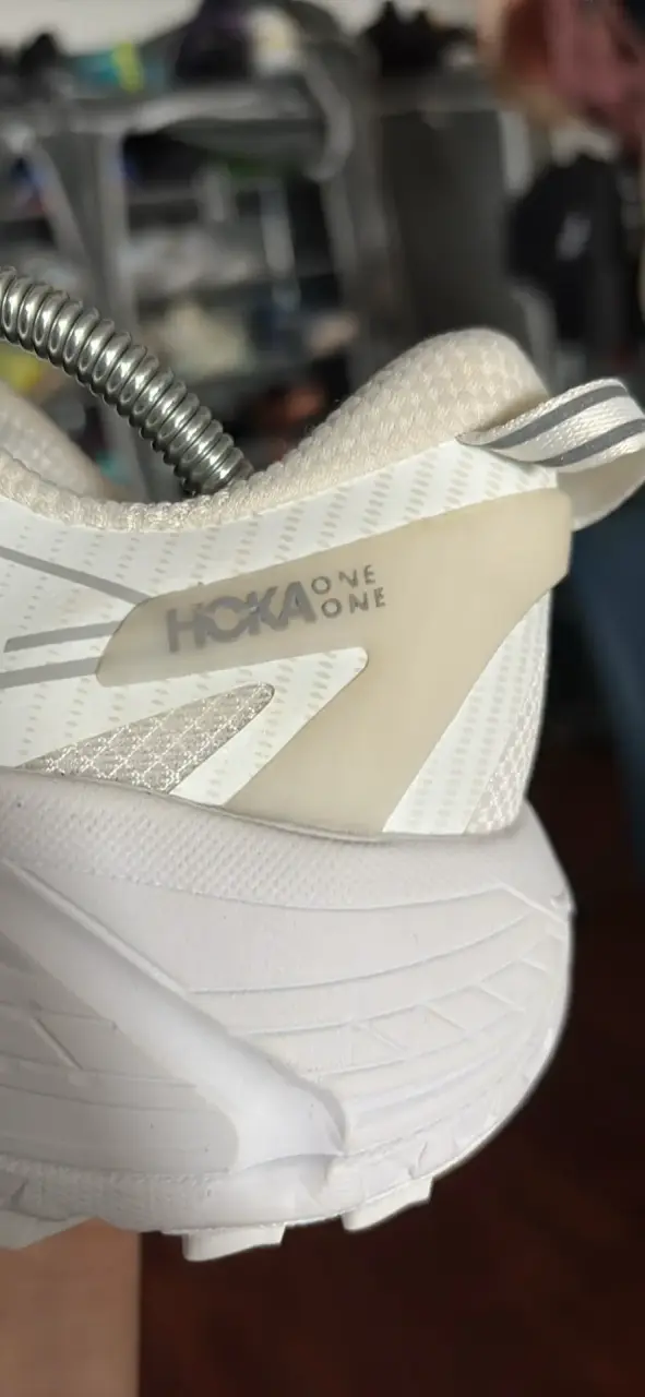 Zapatillas deportivas blancas Hoka planta vibram - 3