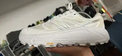 Zapatillas deportivas blancas Hoka planta vibram - miniatura 4