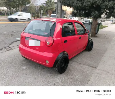 Auto compacto rojo en buen estado - miniatura 1