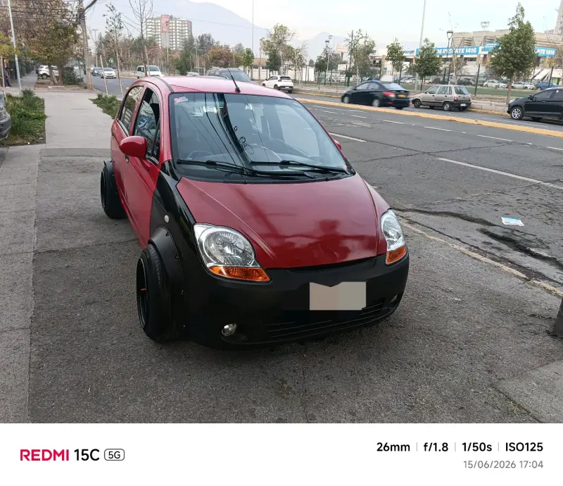 Auto compacto rojo en buen estado - 2