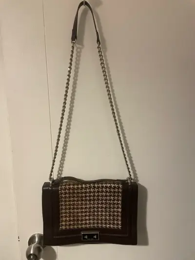 Cartera negra Guess con cadena - miniatura 1