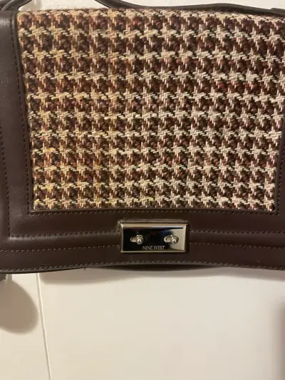 Cartera negra Guess con cadena - miniatura 2