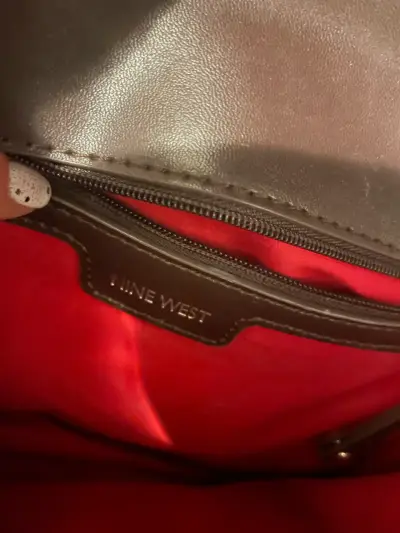 Cartera negra Guess con cadena - miniatura 3
