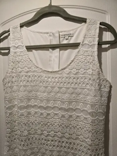Vestido blanco de encaje elegante - miniatura 2