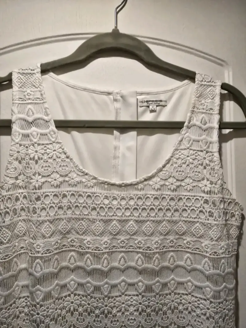 Vestido blanco de encaje elegante - 3
