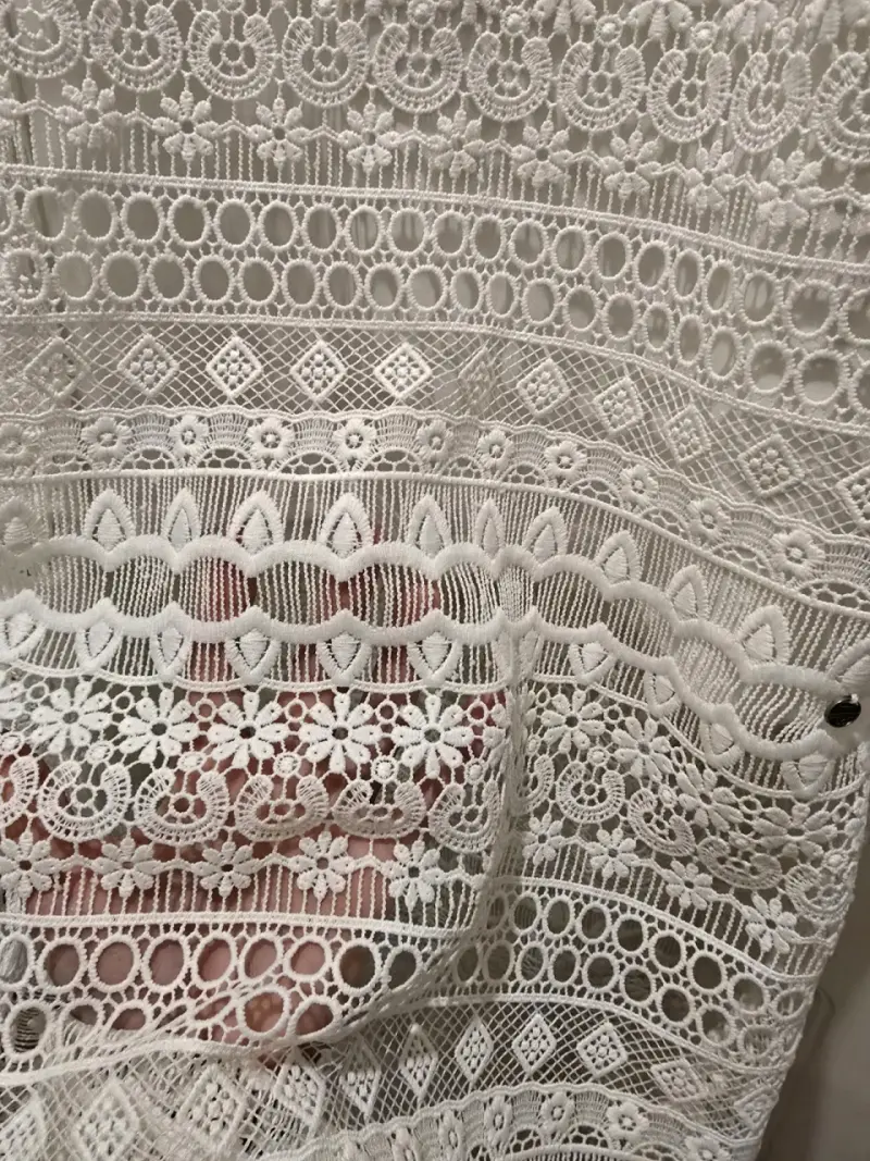 Vestido blanco de encaje elegante - 4