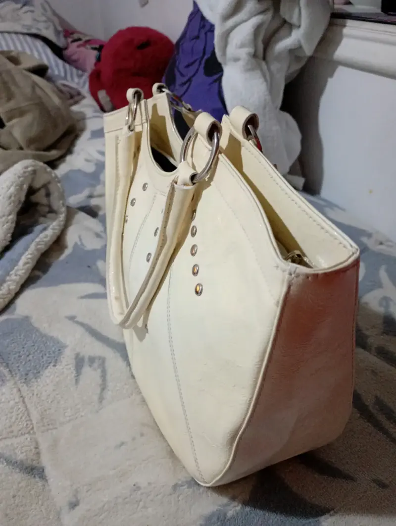Cartera Gacel beige con detalles metálicos - 2
