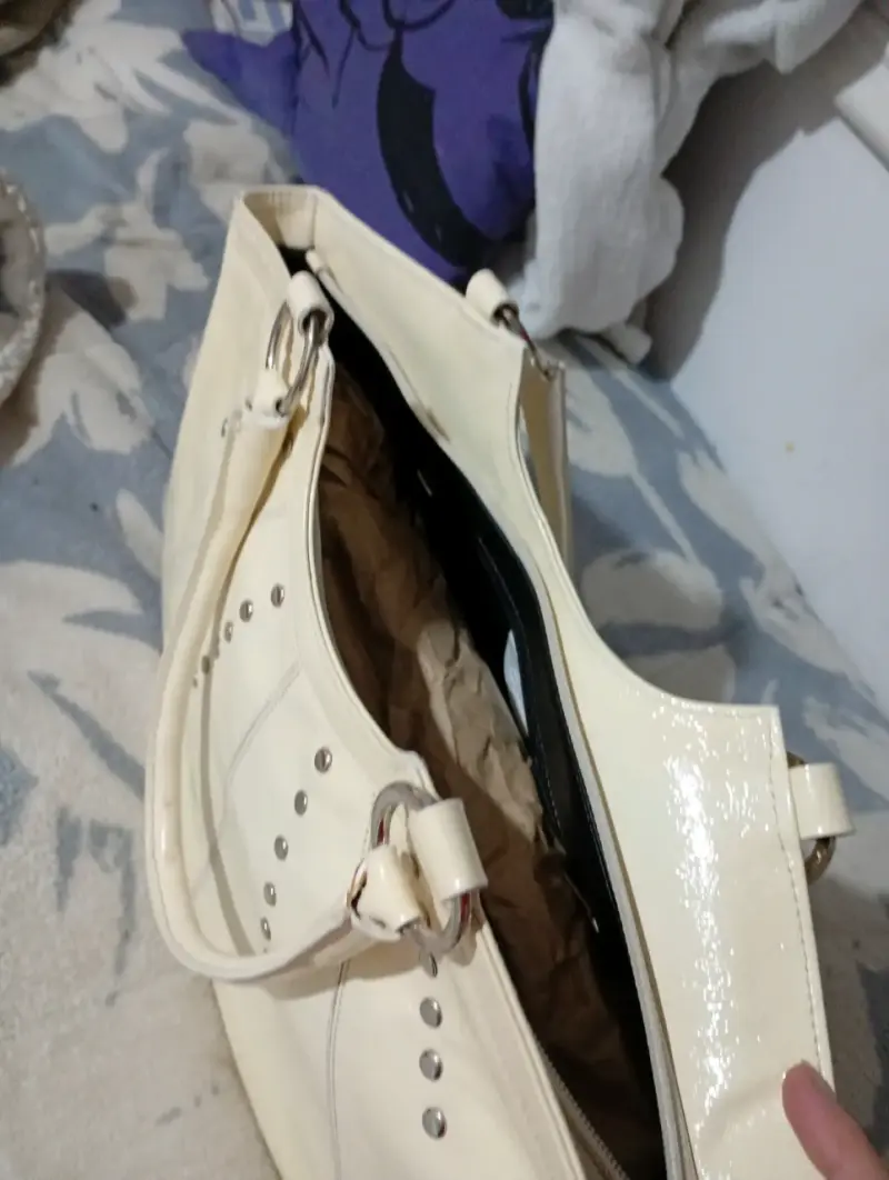 Cartera Gacel beige con detalles metálicos - 3