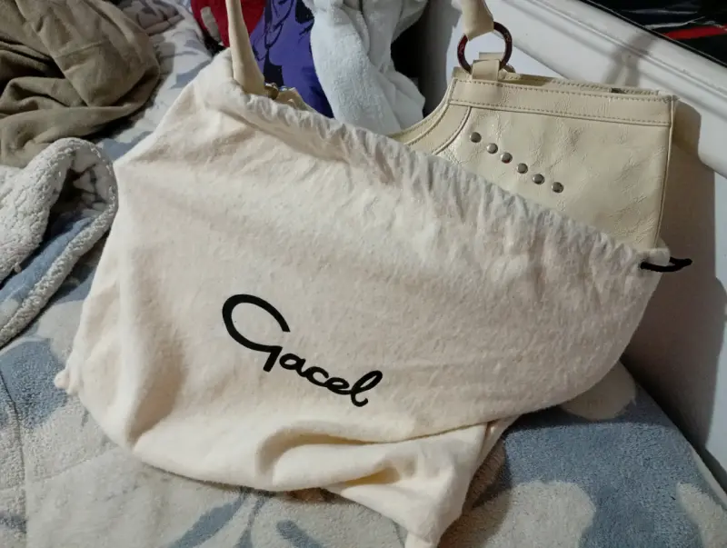 Cartera Gacel beige con detalles metálicos - 4