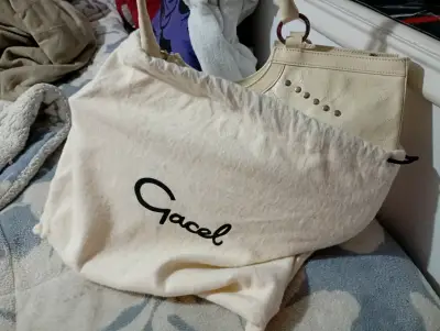 Cartera Gacel beige con detalles metálicos - miniatura 4