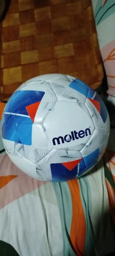 Balón de fútbol Molten diseño moderno - miniatura 1