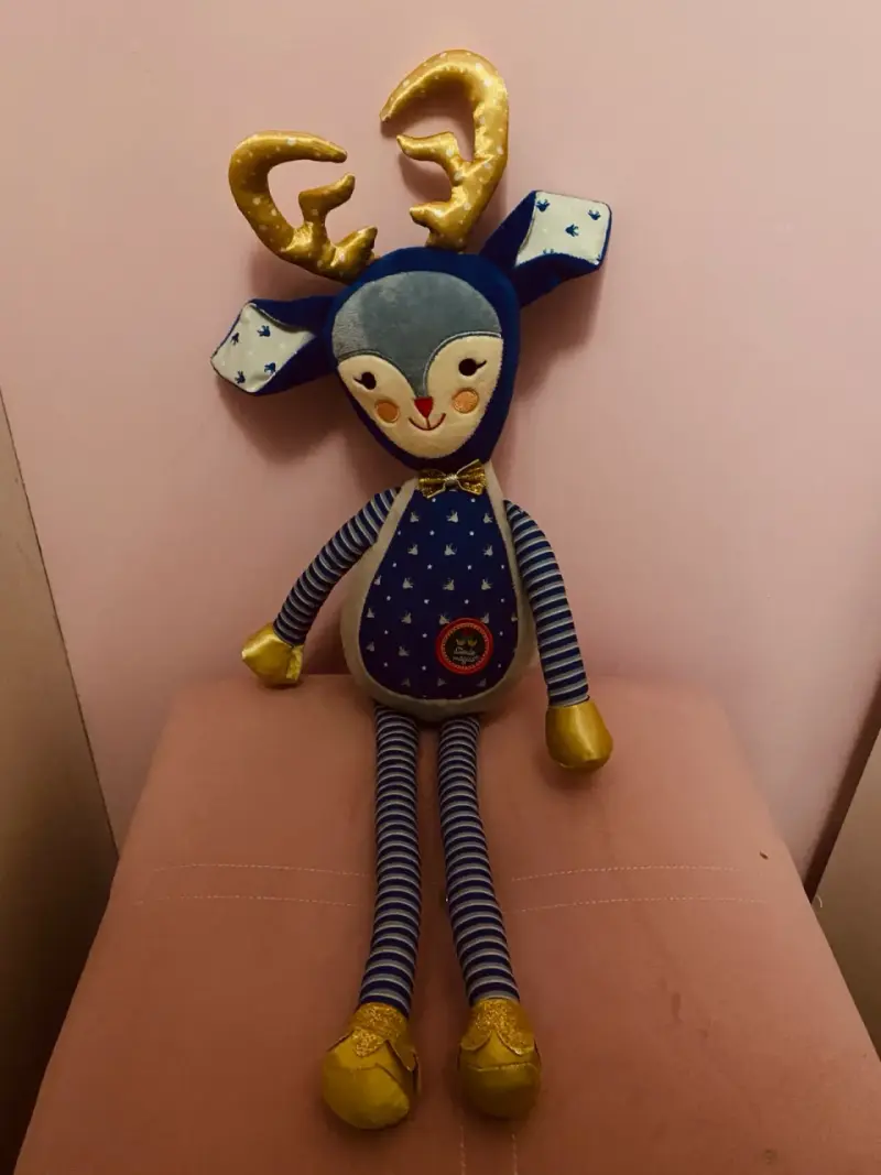 Peluche de reno azul con cuernos dorados
