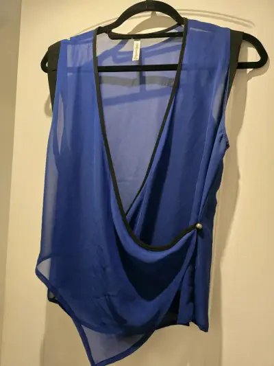 Blusa azul transparente con detalle negro - miniatura 1