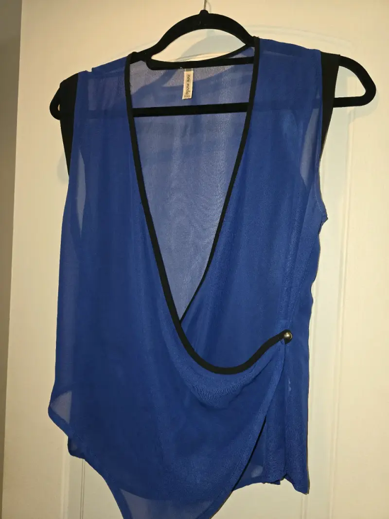 Blusa azul transparente con detalle negro - 2