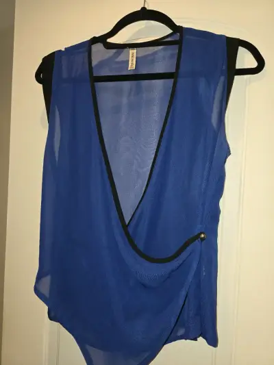 Blusa azul transparente con detalle negro - miniatura 2