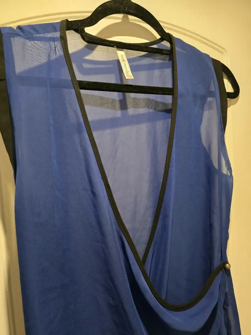 Blusa azul transparente con detalle negro - 3