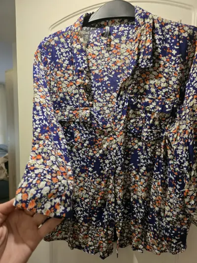 Blusa floral azul de manga 3/4 verano - miniatura 3