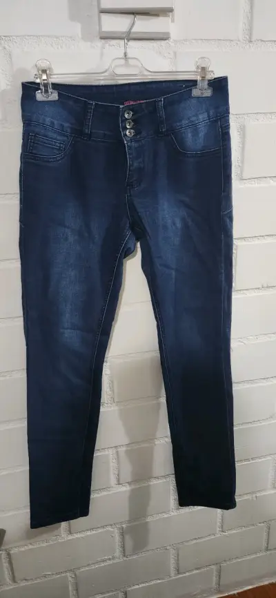 Jeans azul oscuro con botones decorativos - miniatura 1