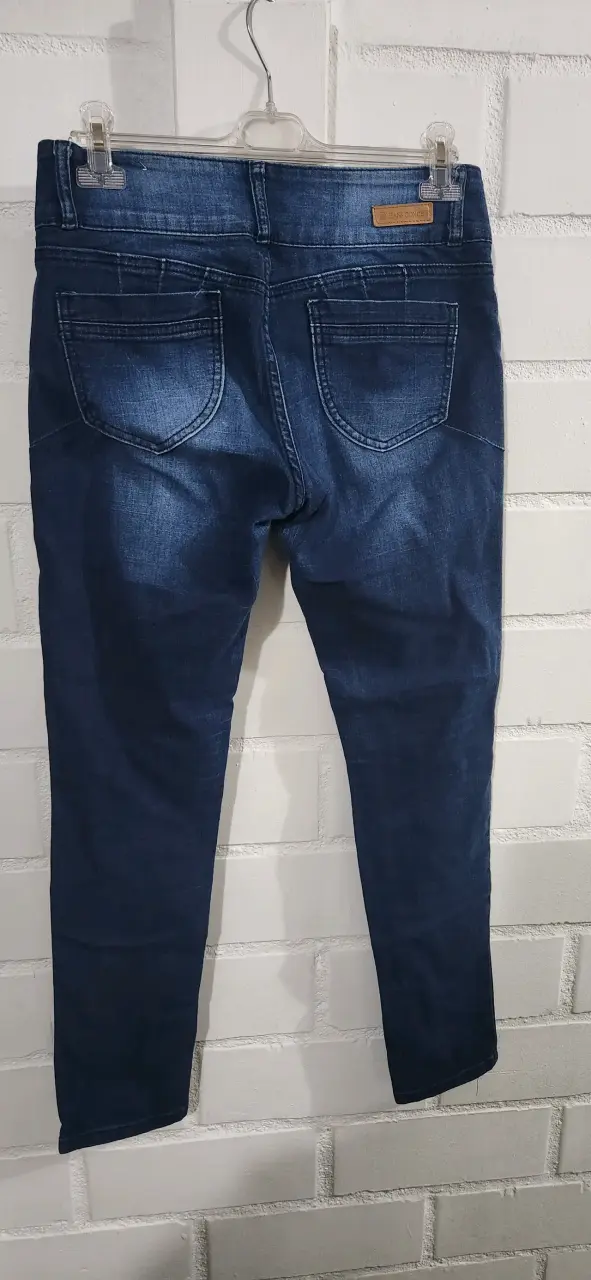 Jeans azul oscuro con botones decorativos - 2