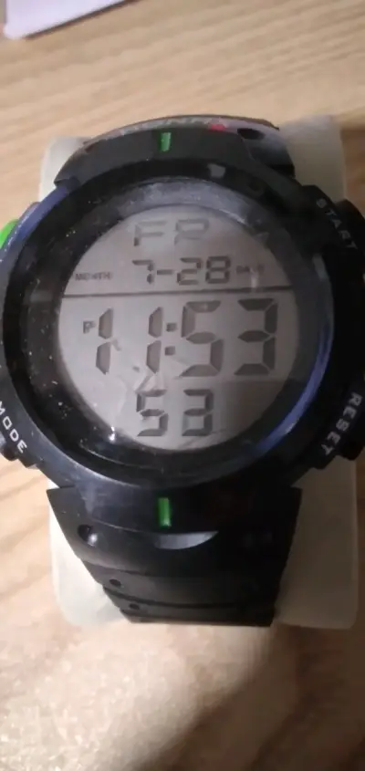 Reloj digital HONHX negro resistente - miniatura 3