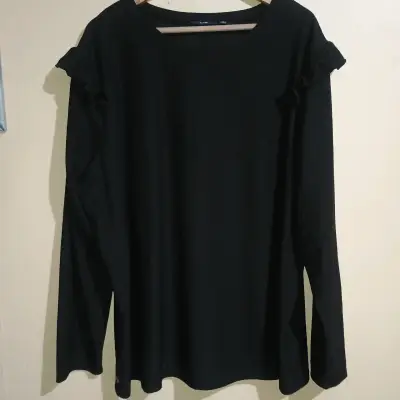 Blusa negra con volantes en hombros - miniatura 1