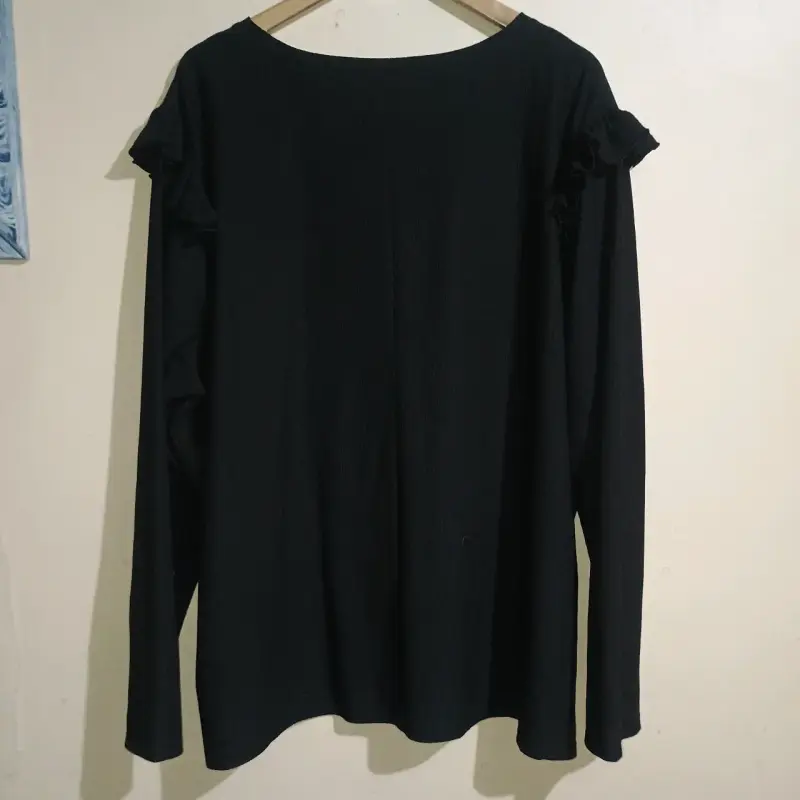 Blusa negra con volantes en hombros - 2