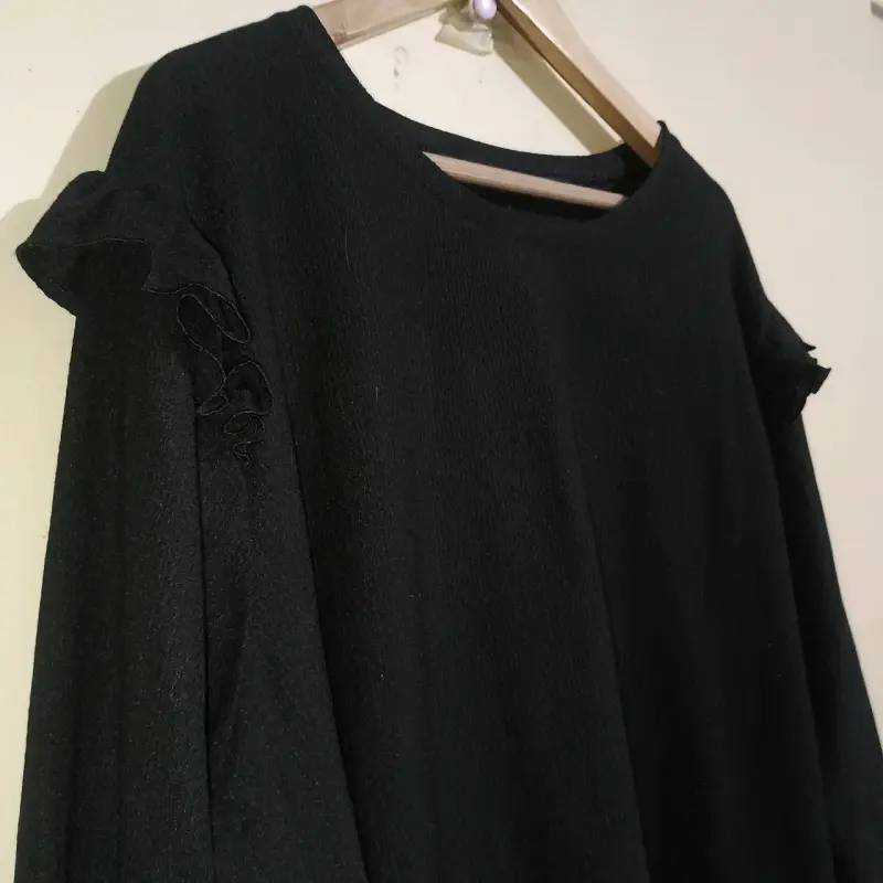 Blusa negra con volantes en hombros - 4