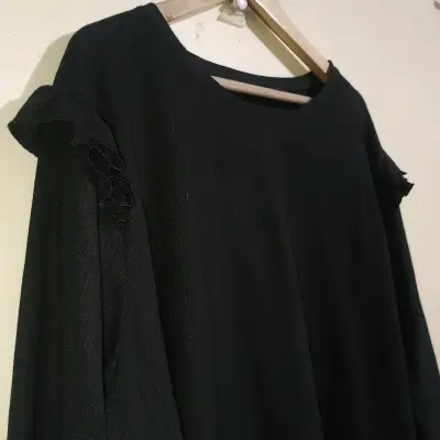 Blusa negra con volantes en hombros - miniatura 4
