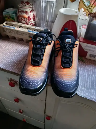 Zapatillas deportivas Air color naranja y negro - miniatura 1