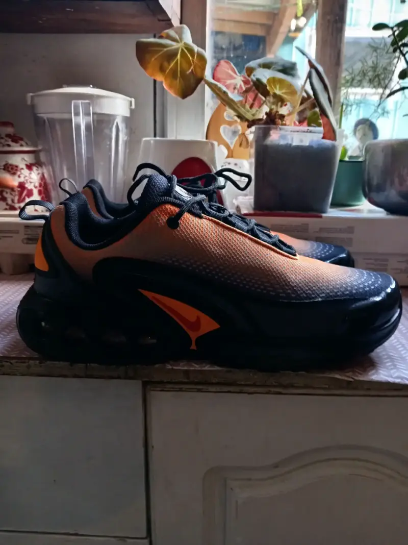Zapatillas deportivas Air color naranja y negro - 2