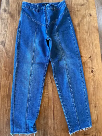 Jeans azul con diseño moderno - miniatura 1