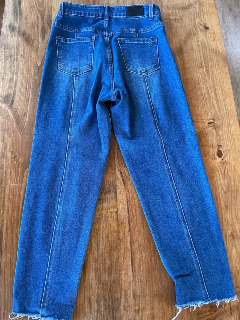 Jeans azul con diseño moderno - 2