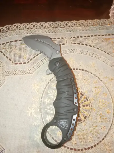 Cuchillo táctico plegable con hoja curva - miniatura 1