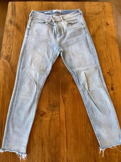Jeans celestes con ruedo deshilachado - miniatura 1