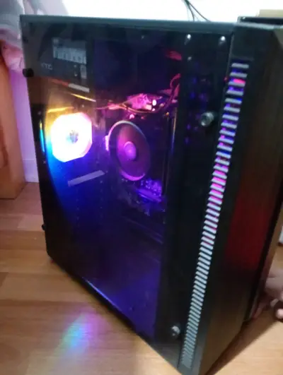 PC Gamer con iluminación RGB con audífonos - miniatura 1