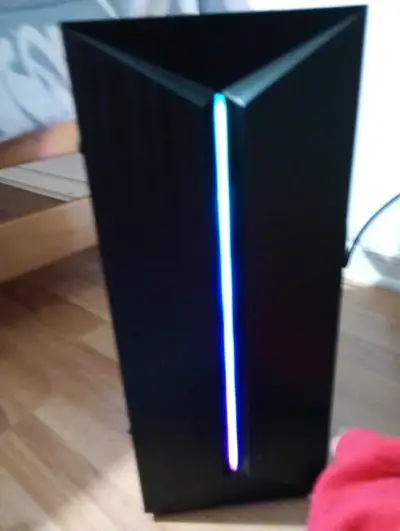 PC Gamer con iluminación RGB con audífonos - miniatura 2