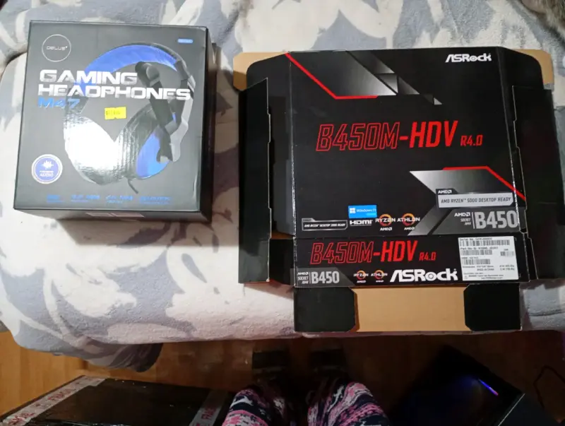 PC Gamer con iluminación RGB con audífonos - 3