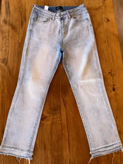 Jeans celestes con ruedo deshilachado - miniatura 1