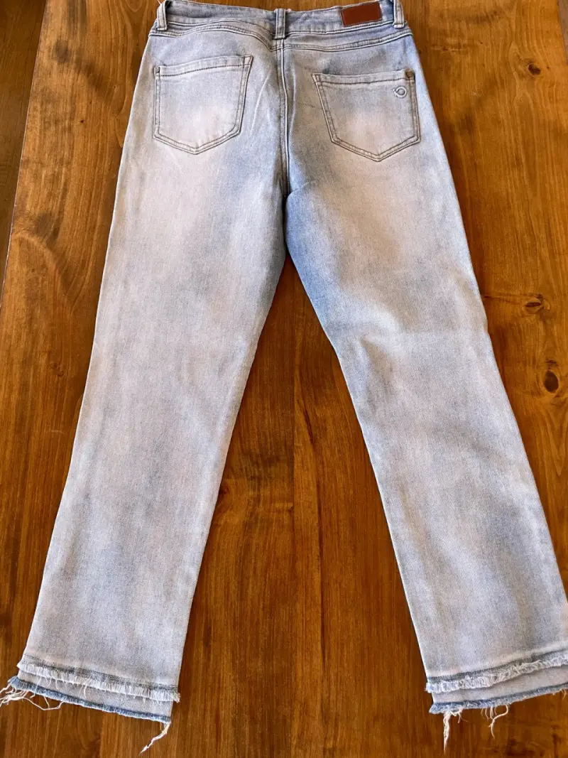 Jeans celestes con ruedo deshilachado - 2