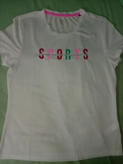 Polera deportiva blanca con diseño 'SPORTS' - miniatura 1