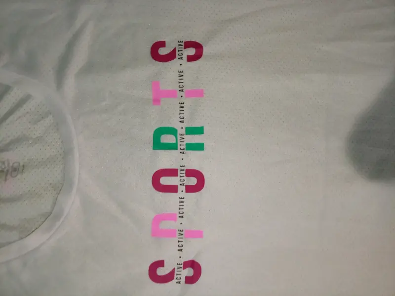 Polera deportiva blanca con diseño 'SPORTS' - 2